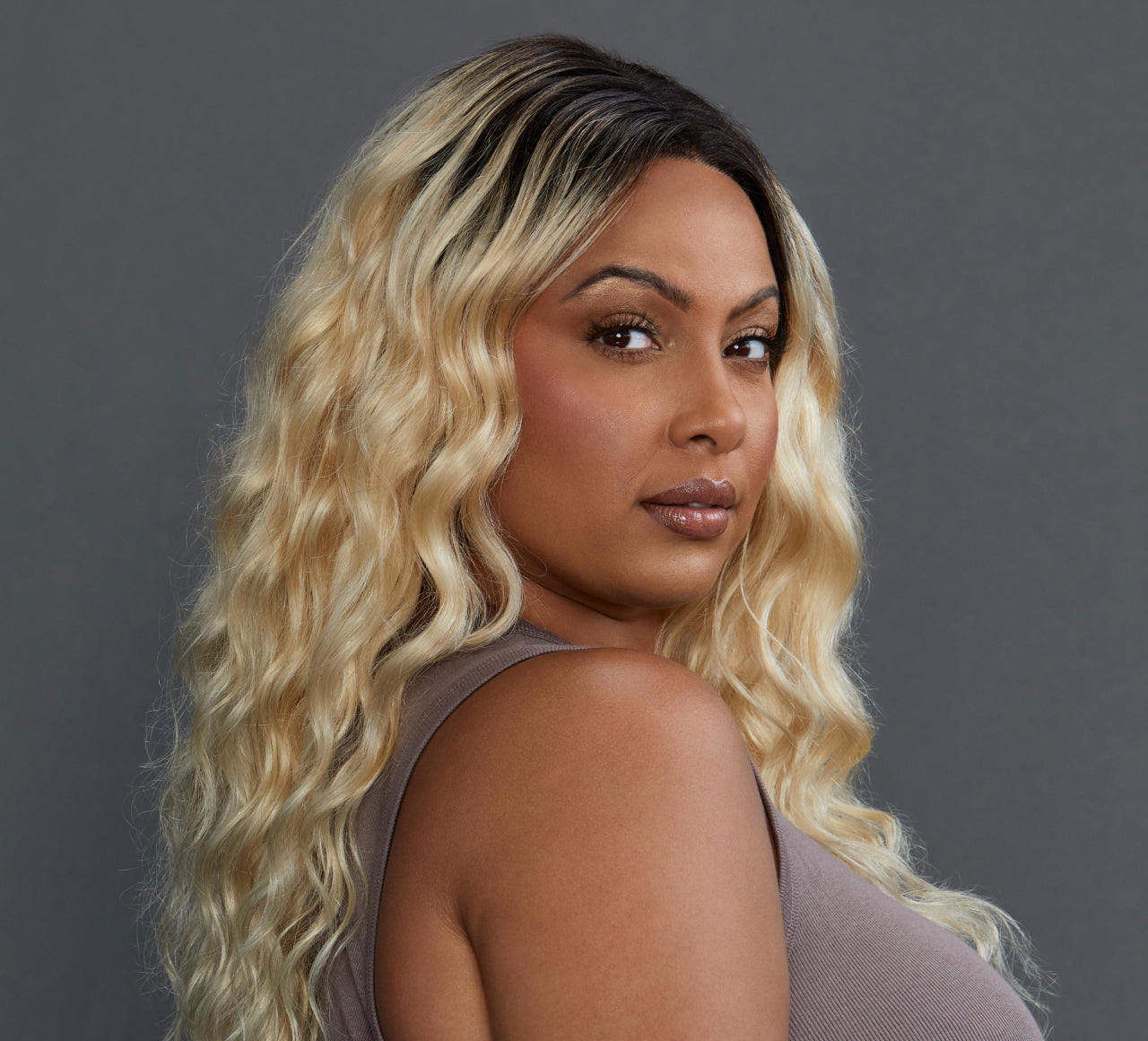 Blonde (#613) with Dark Roots (#1B)||carousel