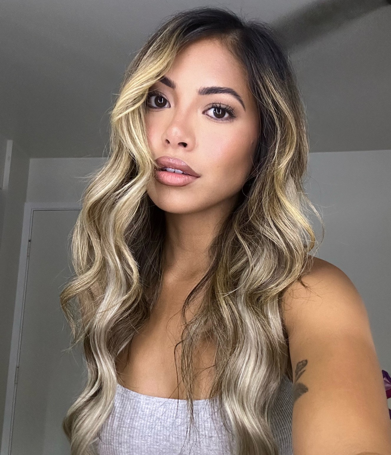 7A Dark Ash Blonde with 10 Light Blonde Highlights Seamless Clip-In Hair Extensions